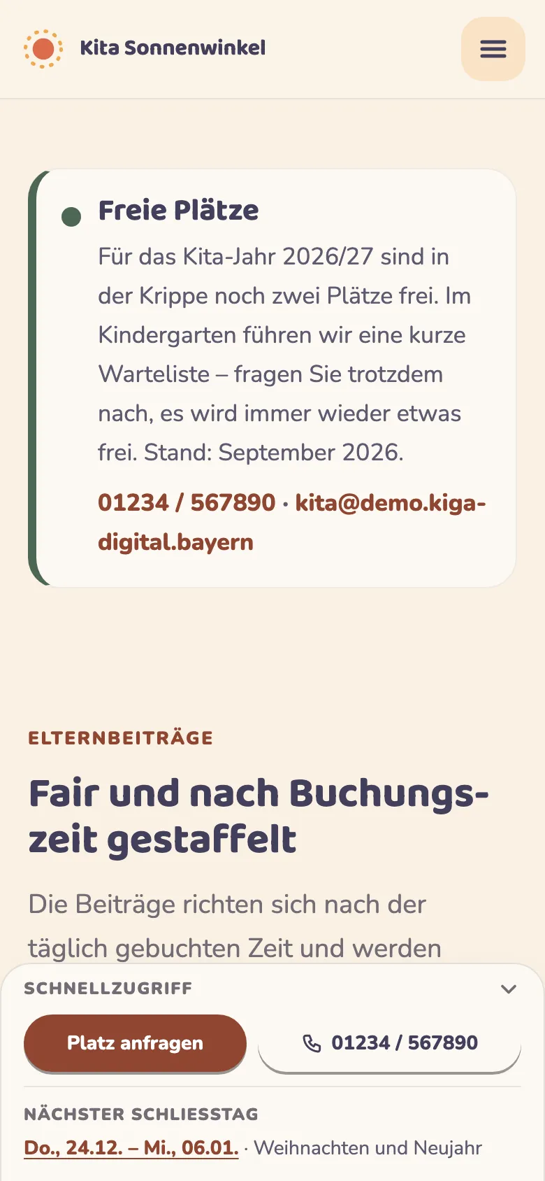 Anmeldeseite der Beispiel-Kita auf dem Smartphone: oben die freien Plätze mit Stand-Datum, am unteren Rand der Schnellzugriff mit „Platz anfragen“, Telefonnummer und dem nächsten Schließtag